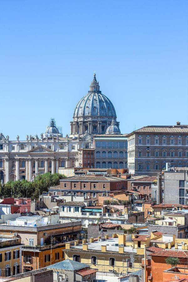 At Vatican Pensión *